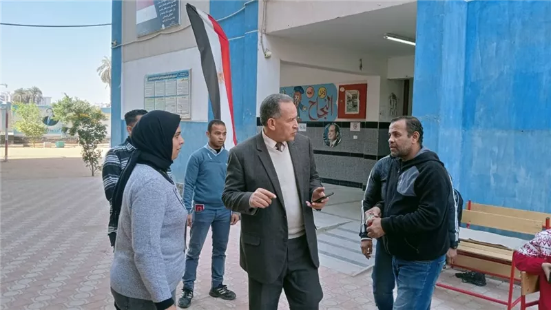 مدير «تعليم أسيوط» يتفقد المدارس الابتدائية لمتابعة الاستعدادات للتقييمات 