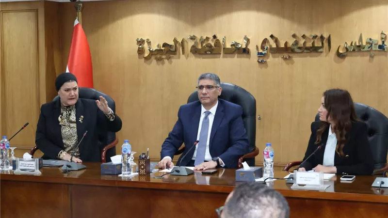 رئيسة المجلس القومي للطفولة ومحافظ الجيزة يترأسان اجتماع لجنة حماية الطفل