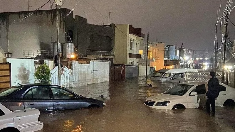 سيول جارفة وعواصف مطرية تشل الطرق في العراق وتحذيرات من موجة برد حادة