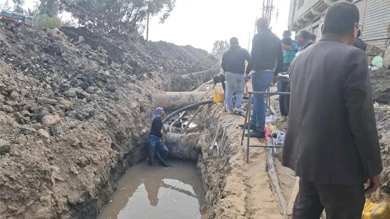 رئيس مركز منية النصر يتفقد أعمال نقل الكابلات الكهربائية