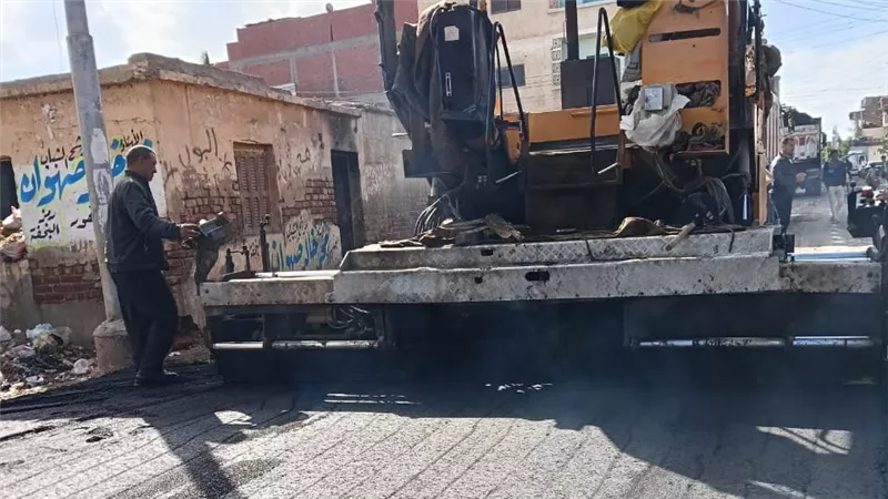 متابعة أعمال رصف طريق منشية الأوقاف بقرية أفلاقة بدمنهور| صور