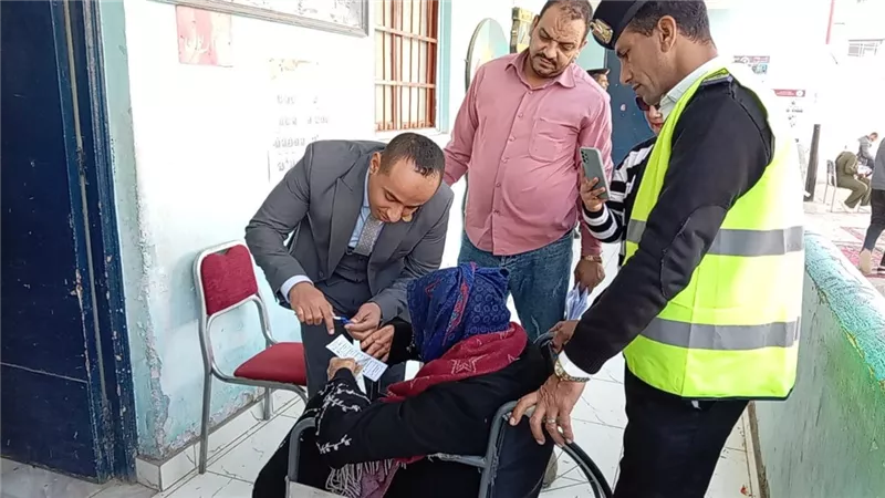 عكازها حب الوطن.. «مسنة»: الوطنية لا تعرف عجزًا أمام صندوق الاقتراع 