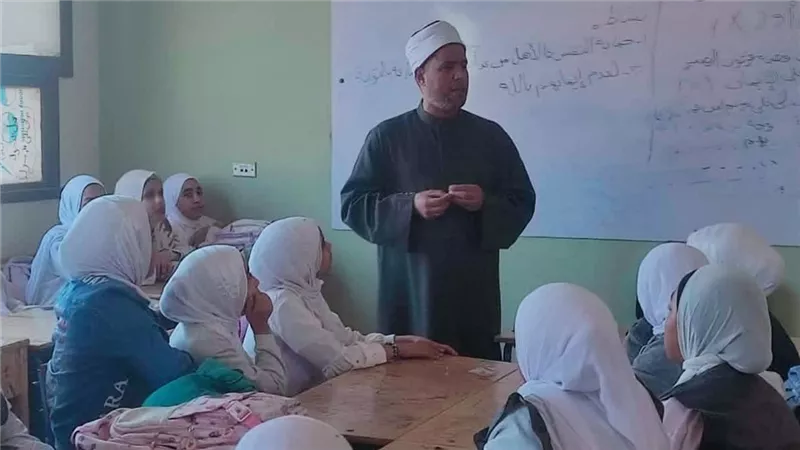 «التسول يهدم الكرامة».. رسالة قوية من أوقاف الفيوم لطلاب المدارس