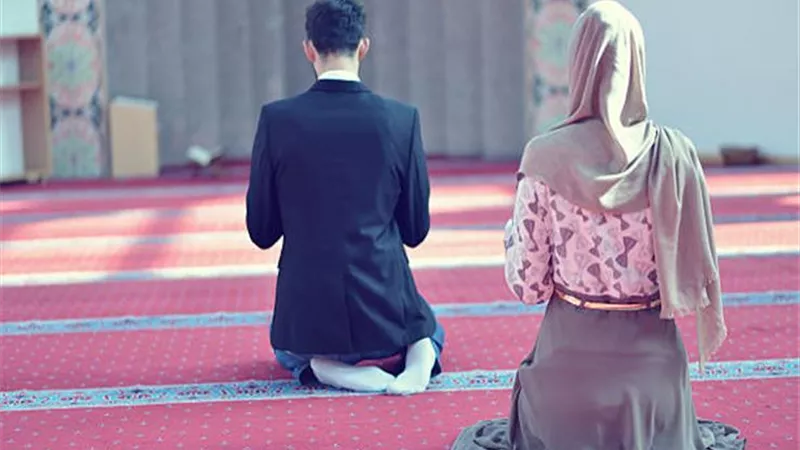 هل صلاة المرأة بجانب زوجها في الجماعة باطلة؟.. دار الإفتاء تجيب