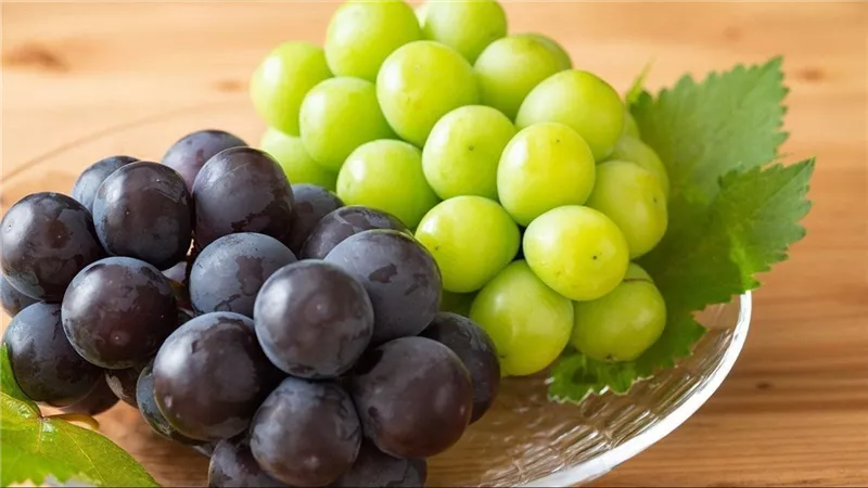 أيهما يحتوى على البوتاسيوم.. الموز أم العنب؟