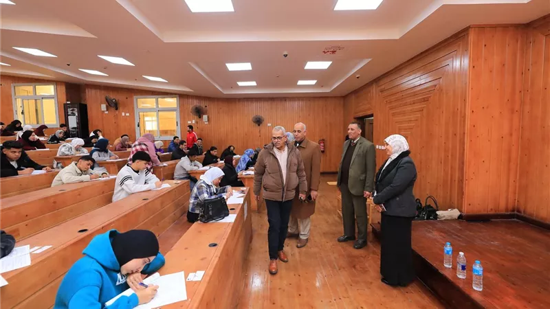 رئيس جامعة كفر الشيخ يتفقد أعمال امتحانات الفصل الدراسي الأول