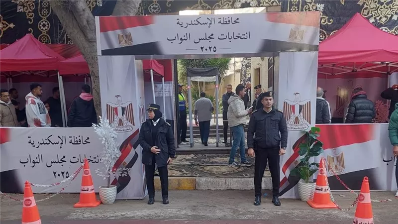 بعد ساعة الراحة.. عودة التصويت في لجان دائرة الرمل بالإسكندرية