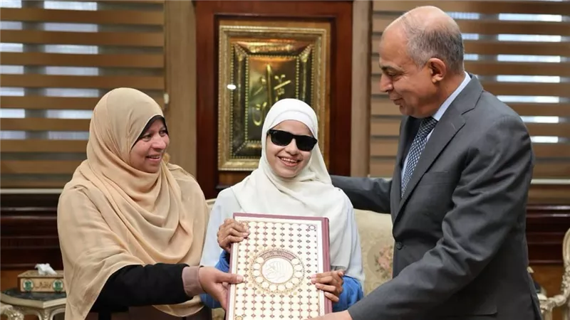 محافظ المنيا يُكرم الطالبة «فاطمة» ابنة مدرسة النور للمكفوفين