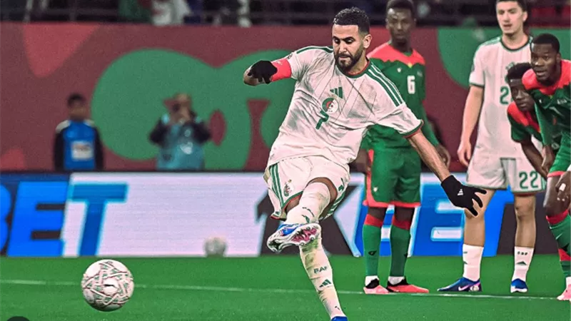 رياض محرز يتقدم للجزائر بالهدف الأول أمام بوركينا فاسو | فيديو 