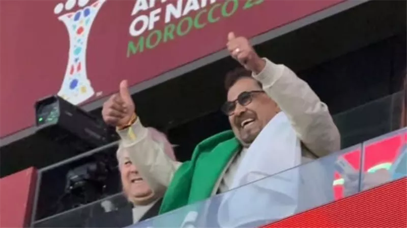 رافع علم بلاده.. الشاب خالد يحضر مباراة الجزائر وبوركينا فاسو