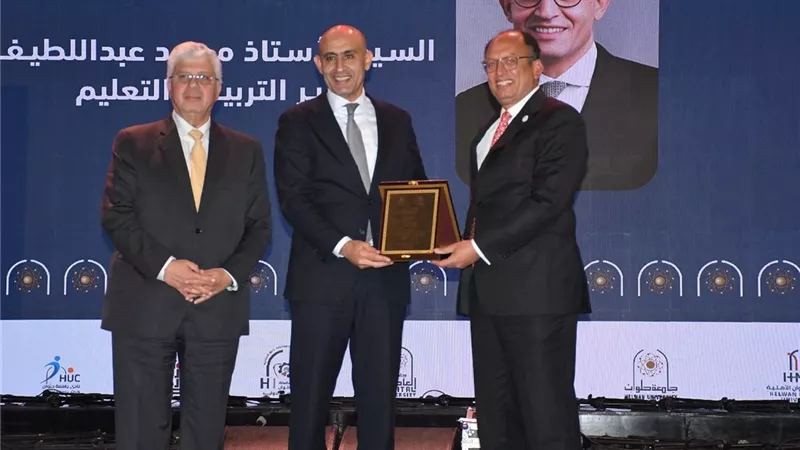 عاشور احتفال الجامعة باليوبيل الذهبي يعكس مسيرة حافلة بالإنجازات