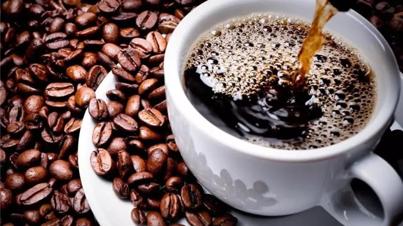 هل فنجان القهوة الصباحي يسبب الانتفاخ فعلًا؟