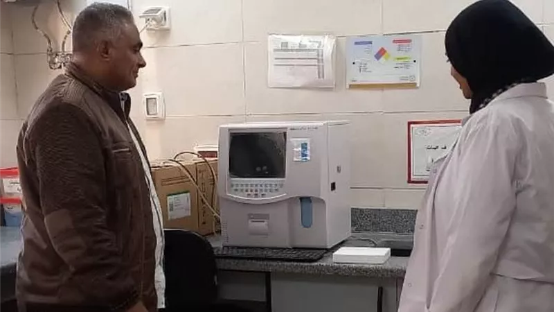 الفرق المرورية بالمنشآت الصحية بالأقصر تتابع انتظام العمل 