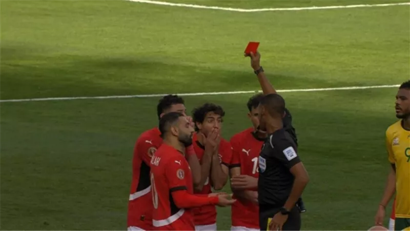 نجم الأهلي السابق: إبراهيم حسن سبب طرد محمد هاني ضد جنوب أفريقيا 