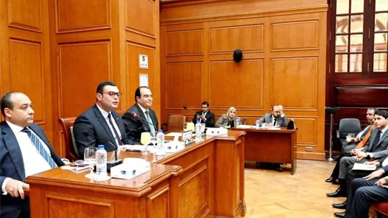 شيوخ الإسكان يناقش تسريع استكمال الطريق الصحراوي الشرقي