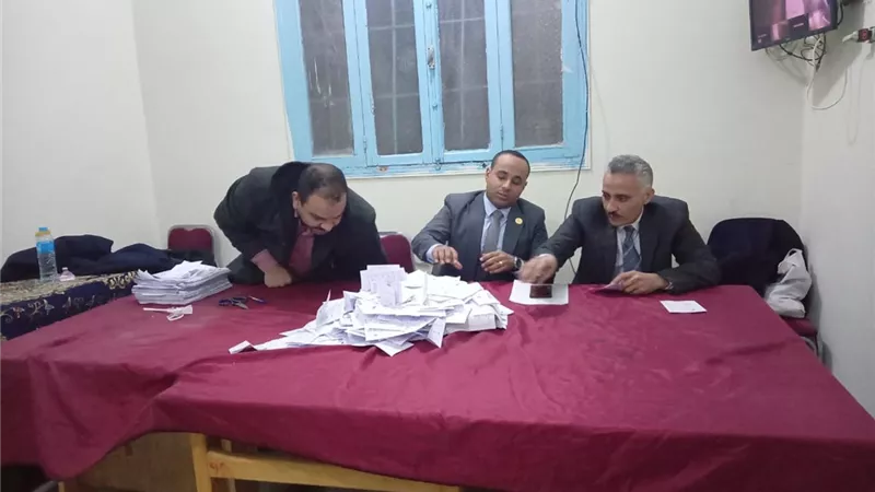 احتفالات بالطبل البلدي في الدائرة الثالثة بأسيوط بعد إعلان نتائج الحصر