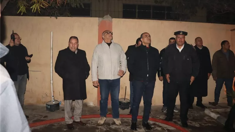 محافظ القليوبية ومدير الأمن يتابعان السيطرة على حريق مخزن كراتين بالعبور