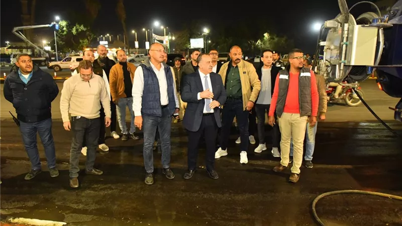 محافظ أسيوط يتفقد ميدانيا حملات نظافة شاملة ومتزامنة بشرق وغرب المدينة 