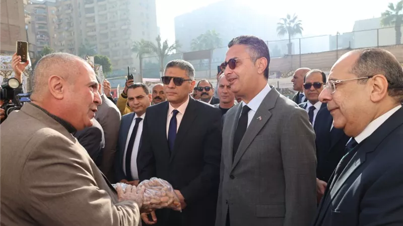 وزير التموين ومحافظ الجيزة يفتتحان سوق «اليوم الواحد» بشارع فيصل