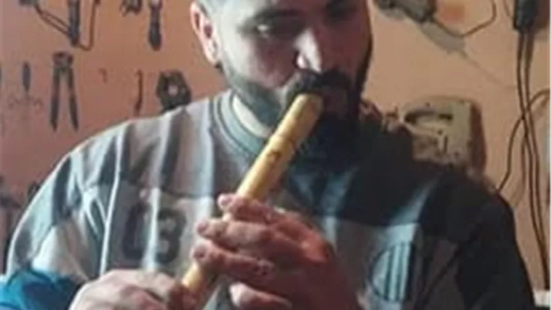 غزا أسواق أوروبا.. جرجس ابن المنيا يصنع الناي والكولة