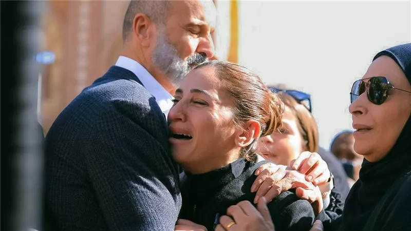 دينا الشربيني تنهار من البكاء أمام المقابر في «اتنين غيرنا»| صور 