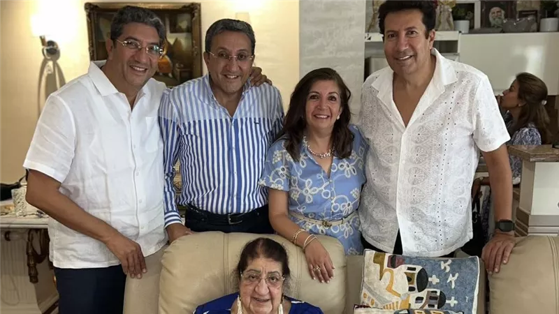 رسالة مؤثرة من شقيق هاني رمزي لوالدته بعد وفاتها بسبب صراعها مع المرض