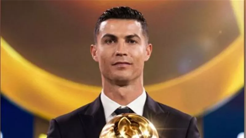 من الذهب الأبيض عيار 18 قيراطًا.. ساعة رونالدو تسرق الأضواء بحفل جلوب سوكر