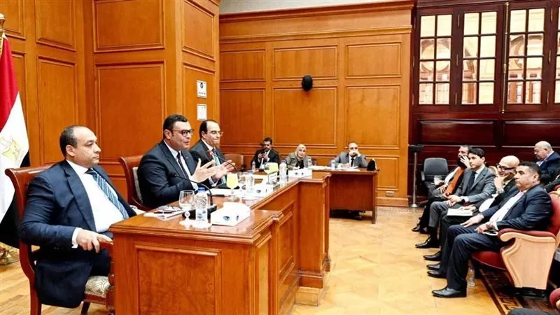 «إسكان الشيوخ» تضع خريطة طرق سيناء والصعيد على مائدة التنفيذ