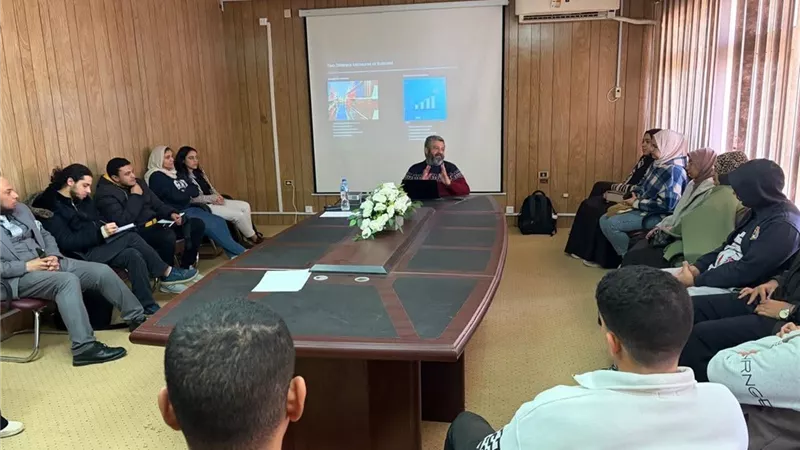 جامعة قناة السويس تنظم ندوة نوعية لطلاب الماجستير بالكلية الصينية