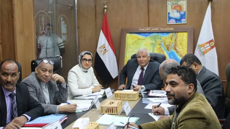 محافظ الوادي الجديد يشارك باجتماع متابعة أوجه استغلال الأراضي المستردة