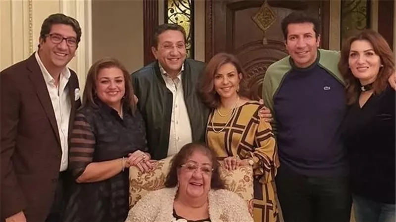رد فعل هاني رمزي تجاه المراسلين في عزاء والدته