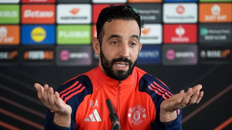 روبن أموريم مازحًا: برونو فيرنانديز يتصرف كمدرب داخل مانشستر يونايتد