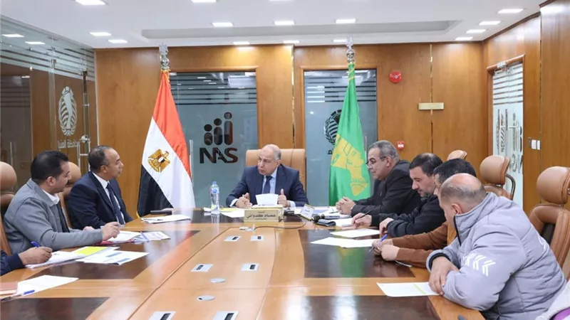 محافظ المنيا يستعرض جهود المحافظة في ملف استرداد أراضي الدولة