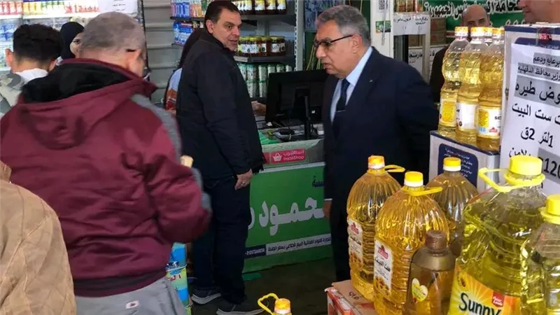 محافظ الدقهلية يتفقد المعرض الدائم للاطمئنان على السلع الغذائية