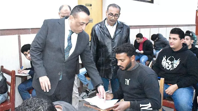 عميد آداب طنطا يتفقد امتحانات الفصل الدراسي الأول للأقسام الأكاديمية 