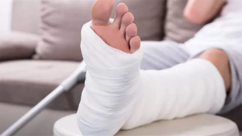 ما هي كيفية الوضوء للمصاب بكسر في القدم؟.. أمين الفتوى يجيب