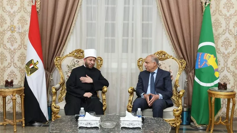 محافظ المنيا يبحث مع وزير الأوقاف تعزيز دور المؤسسات الدينية في نشر القيم 