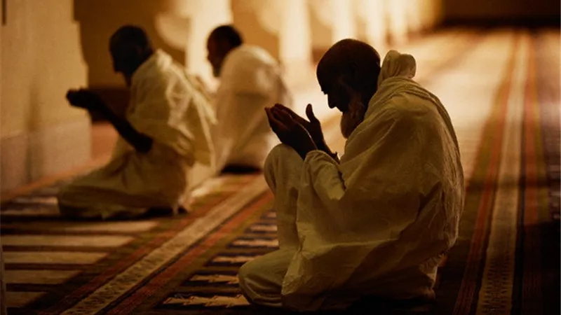 فضل تكرار دعاء «اللهم أجرني من النار» بعد الصلاة.. أمين فتوى يوضح