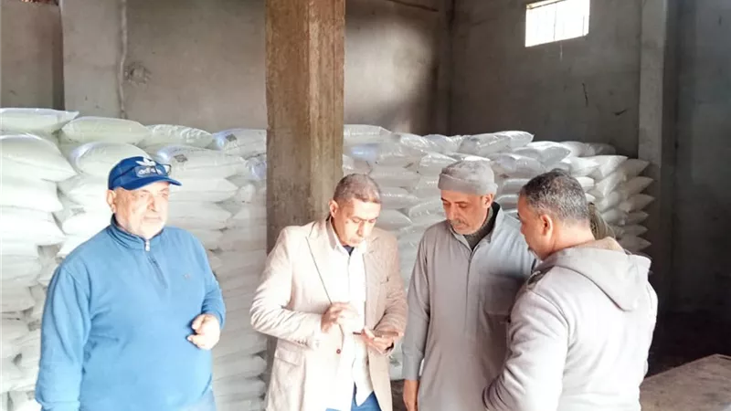 وكيل «زراعة كفر الشيخ» يفاجئ الجمعيات لمتابعة عملية صرف الأسمدة
