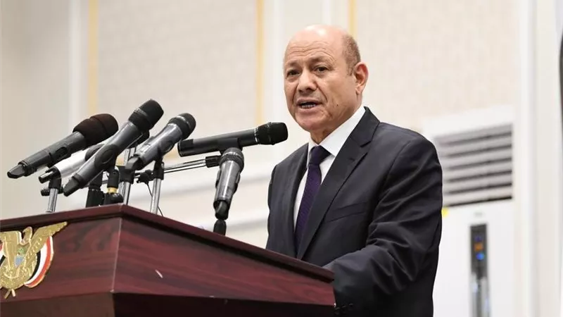 بعد غارة التحالف.. العليمي يوجه بمنع أي تحركات عسكرية دون أوامر الدولة