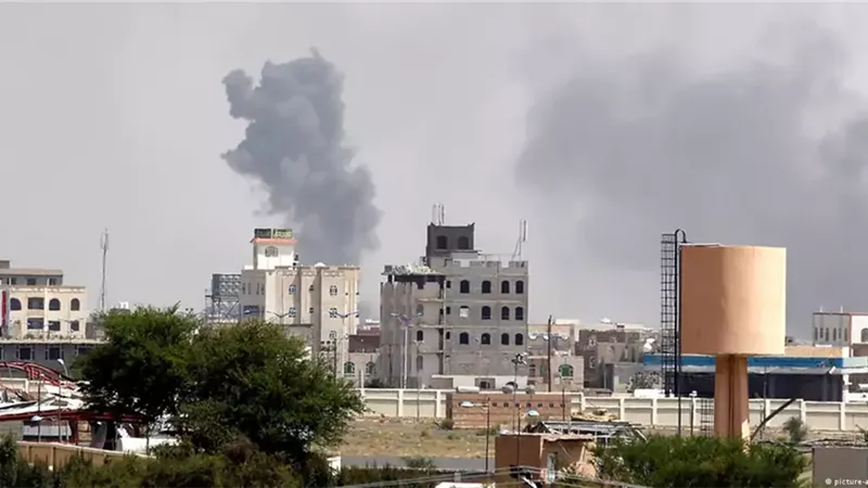 رويترز: سماع دوي إطلاق نار في محيط قصر معاشيق الرئاسي في اليمن 