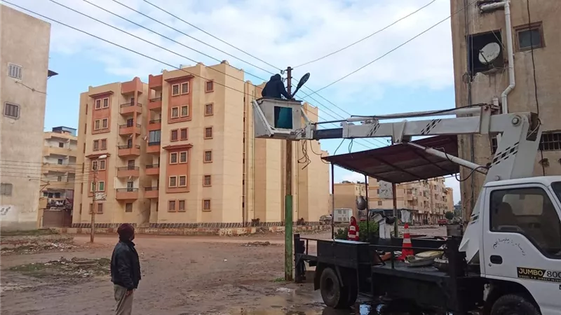 استمرار رفع كفاءة شبكة الإنارة العامة بمدينة بلطيم بكفر الشيخ