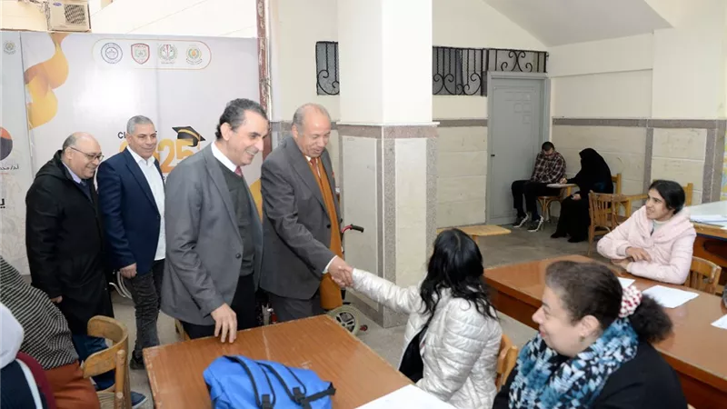 رئيس جامعة المنصورة يتفقد امتحانات كليتي الآداب والتربية النوعية