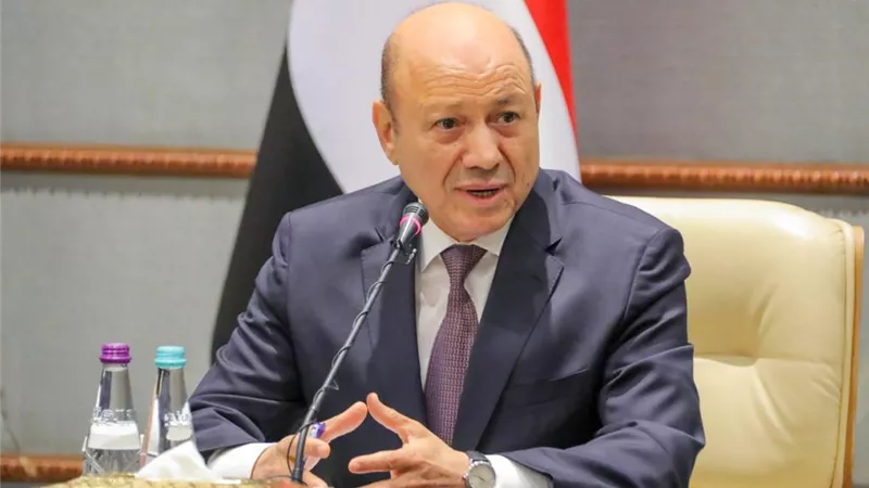 بعد غارة التحالف.. العليمي يعقد اجتماعا لمناقشة التصعيد في حضرموت