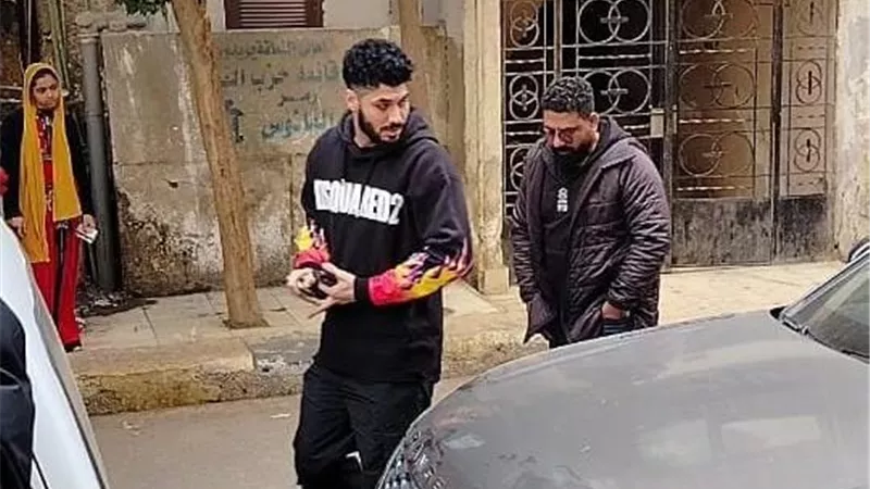 «مقدرش يشوفه بالكلبشات»..علي جبر يعود إلى سيارته قبيل الحكم على رمضان صبحي