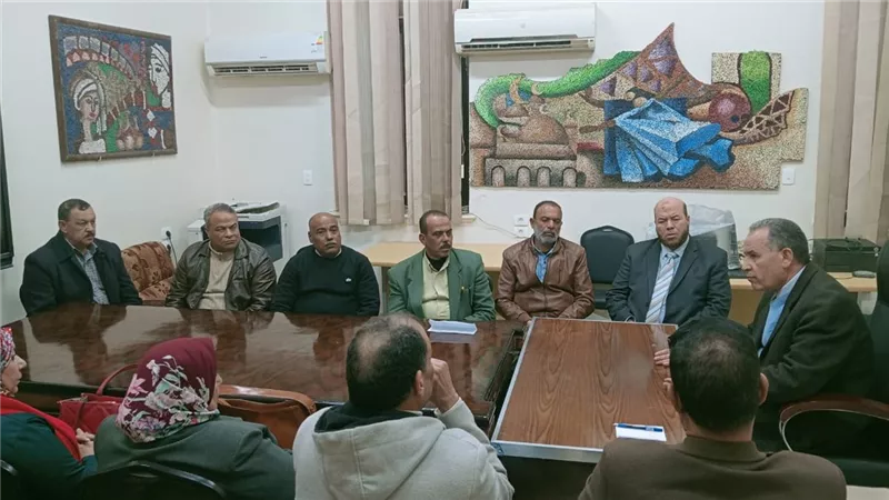وكيل وزارة التعليم بأسيوط يلتقى مديرى مدارس الزراعة لتفعيل هذه المبادرات 