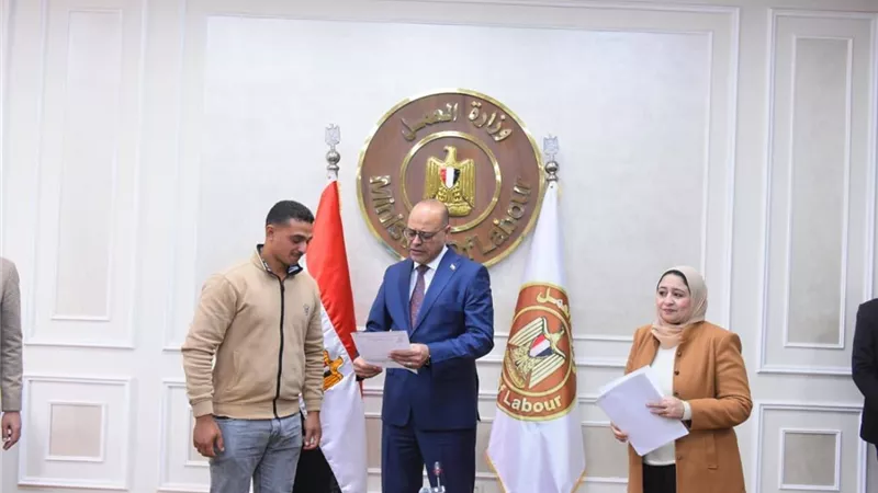 «شبابنا سفراؤنا في الخارج».. وزير العمل يسلم عقود عمل في الإمارات والأردن