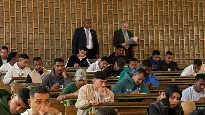 رئيس جامعة أسوان يتفقد امتحانات كلية علوم الرياضة