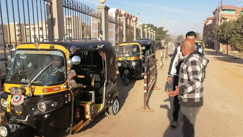 كفر شكر تطبق منظومة جديدة لتنظيم التوك توك بأرقام وخطوط سير