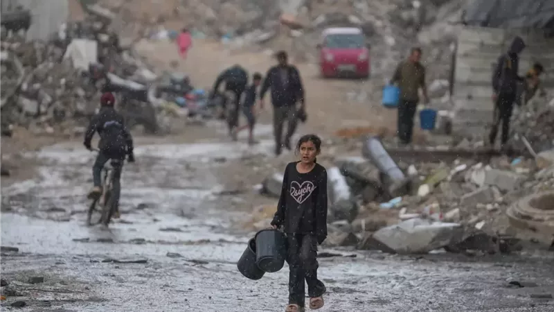 «نموت بردا».. غرق أعداد كبيرة من خيام النازحين في غزة بسبب الرياح| فيديو